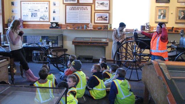 2007-06-14 NZ Queenstown, Wanaka IMG_9655 Excited kids settle down for a listen at the Arrowtown museum